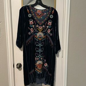 Very pretty detailed dress! Perfect condition